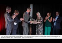 Imagen de la entrega del premio Joan Margarit a Sharon Olds de manos de su Majestad el Rey Felipe VI en el Instituto Cervantes de New York