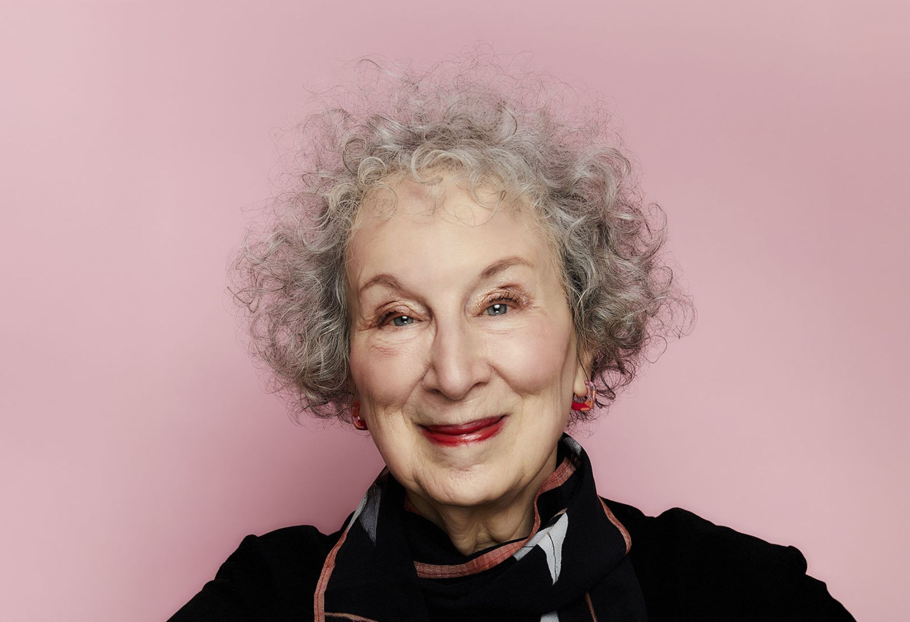 La tercera edición del Premio Joan Margarit de Poesía reconoce la trayectoria poética de Margaret Atwood